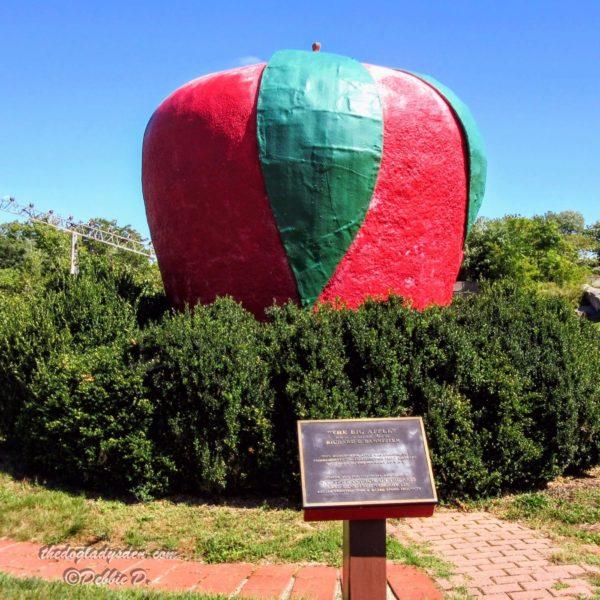 medina big apple sculpture