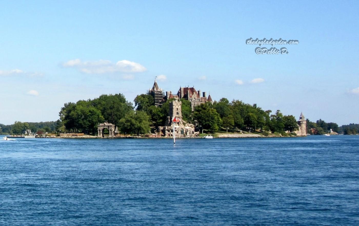 1000 islands boat tour approaching boldt castle